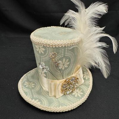 Lot 279: The Wee Hatter Ivory Waltz Mini Top Hat