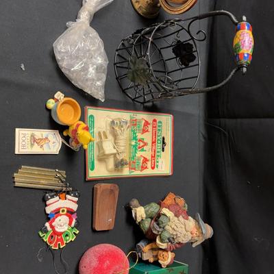 Lot 710: Mostly Seasonal Home Decor Items 