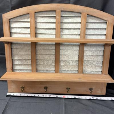 Lot 515: Entry Way Shelf