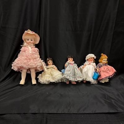 Lot 630: Vintage Madame Alexander Doll Lot – 1 Large “Elise” Style Doll & 4 Miniature Showcase Dolls