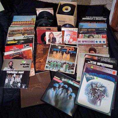 Vintage Vinyl Record Collection Featuring 45s & 33s from Motown, Country & Pop Icons