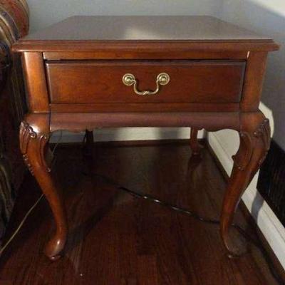 Thomasville End Table with Drawer and Curved Legs