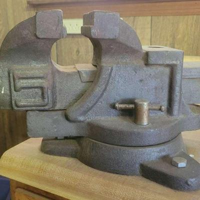 Heavy-Duty Vintage Bench Vise with Swivel Base