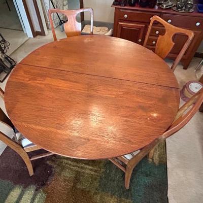 Round Dining Table w/ Leaf Insert and Four Chairs 