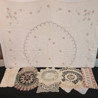 Vintage Linen Embroidered Floral Tablecloth, Crocheted Doilies & Table Runners, Fancy Handkerchiefs 