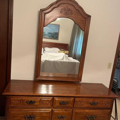 Dresser With Vanity Mirror Connected
