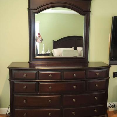 Dresser With Mirror 