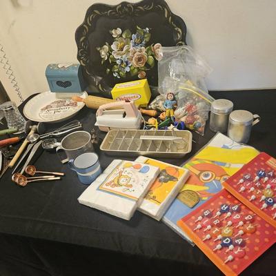 AT341 Vintage Kitchen and Party  Items Ice Tray 