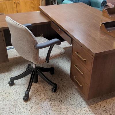Solid "L"-shaped Desk And Chair