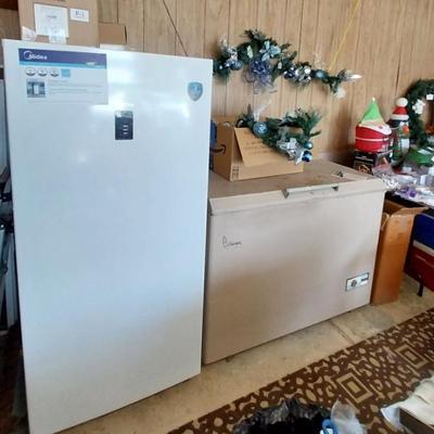 Sale Photo Thumbnail #15: Midea-Garage/Lockable Fridge -Freezer. Christmas