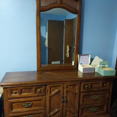 Sale Photo Thumbnail #8: Dresser
