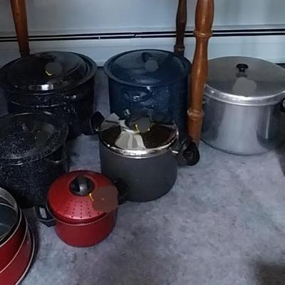 Sale Photo Thumbnail #34: Pots/Pressure Cooker