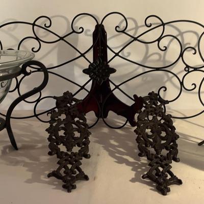 Curves Of Iron Decor For The Living Room