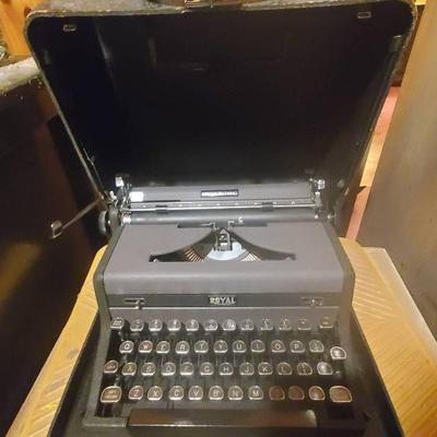 Vintage Royal Typewriter w/Case