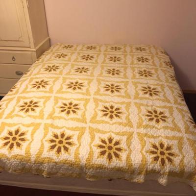 Antique Old Kentucky Quilt – Handcrafted Neutral Sunburst/Floral