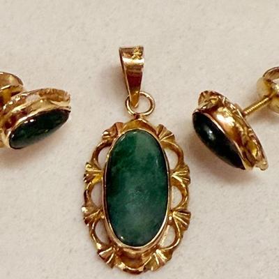 18K Yellow Gold & Jade Pendant And Earrings - Total Weight 2.97 Gram