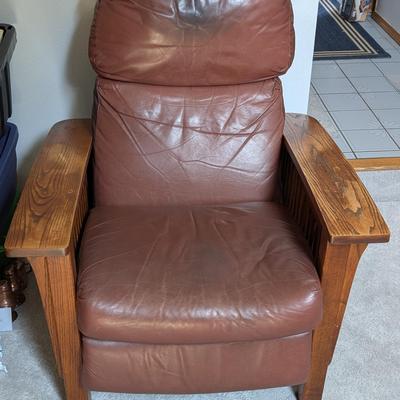 Mission Style Leather Recliner – Stately Craftsman Design

