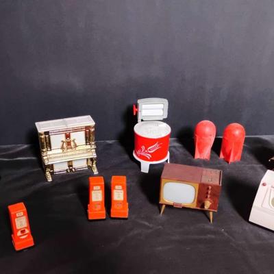 Vintage Plastic Novelty Salt & Pepper Shakers - Retro Kitchen & Appliance Theme