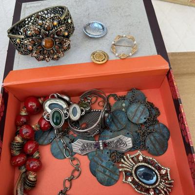 Costume jewelry 