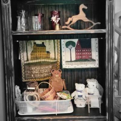 Entertainment ctr w collectibles
