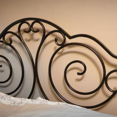 Queen Headboard w footboard and frame