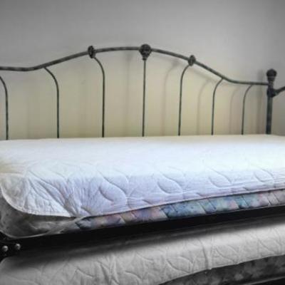 Metal twin daybed with trundle