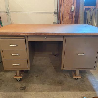Heavy Duty Craftsman Desk On Wheels With Removable Cut Top