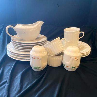 Oneida Kitchen Ariel Dishes & Vintage White Geese Salt & Pepper Shakers