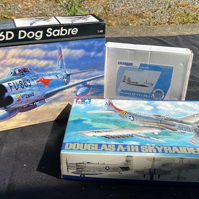 F-86 Dog Sabre Douglas A-1H Sky Raider U.S Navy Hughes XF-11 /XR Model Airplanes 