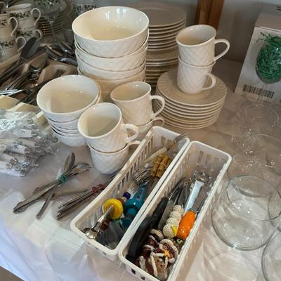 Sale Photo Thumbnail #243: Another set of dishes