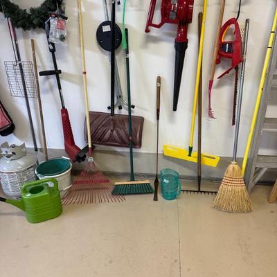 Sale Photo Thumbnail #335: Various tools