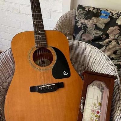 KSG077 - Epiphone Acoustic Guitar & Jewelry Case