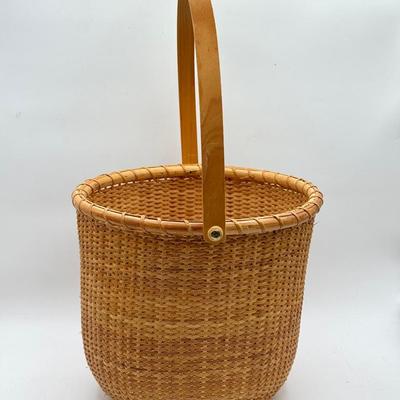 Nantucket Basket With Swing Handle 