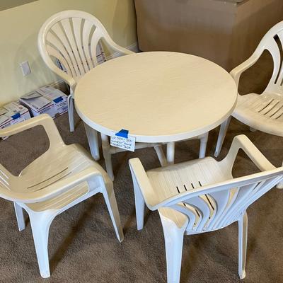 Lot 020-BON: Outdoor Fiberglass Round Table and Chairs