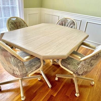 Lot 004-GAR: Dining Room Table & Chairs