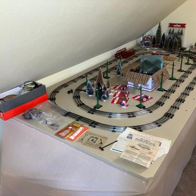 Lot 079-BON: Lionel Train Track, Layout and Accessories Grab Bag