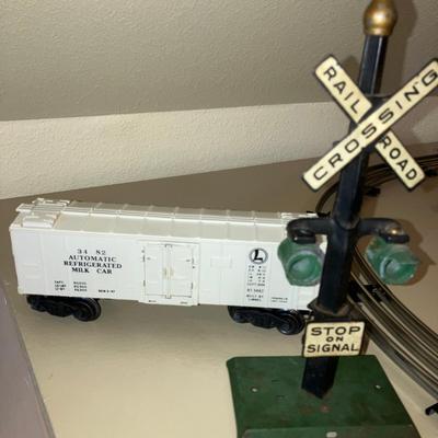 Lot 075-BON: Vintage Lionel Milk Car & Wide-Gauge Crossing Signal