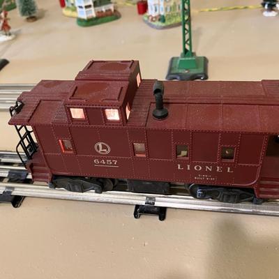 Lot 071-BON: Vintage Lionel Tanker & Lighted Caboose