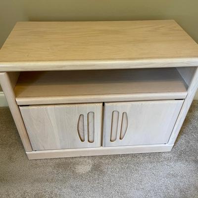 Lot 011-OFF: Printer or Media Cabinet