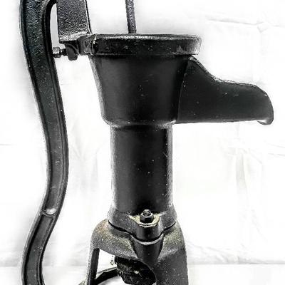 Vintage Cast Iron Hand Water Pump – Farmhouse Garden Decor