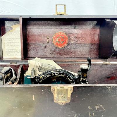 Antique Wilcox & Gibbs Sewing Machine In Wooden Trunk 