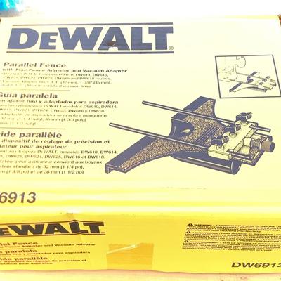 DeWalt Parallel Fence with Fine Fence Adjuster And Vacuum Adapter 