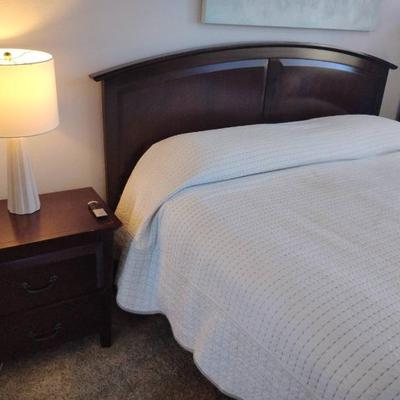 Em132v bed set and night stand