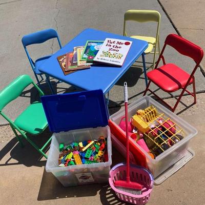 Em172 kids table and toys