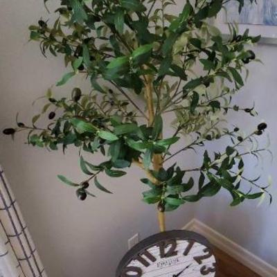 Em124 artificial tree artwork, basket, clock