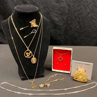 Ct326 vintage monet costume chains pendants and more