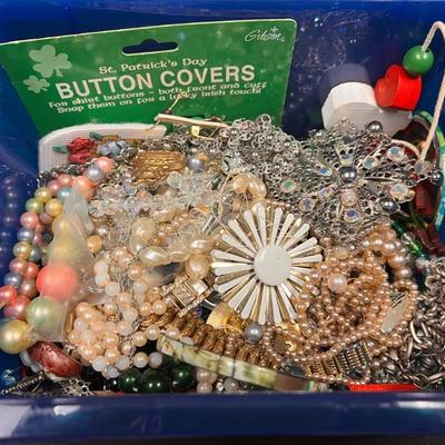 Ct308 vintage and modern broken jewelry mystery lot