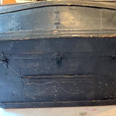 Antique black steamer trunk no key)