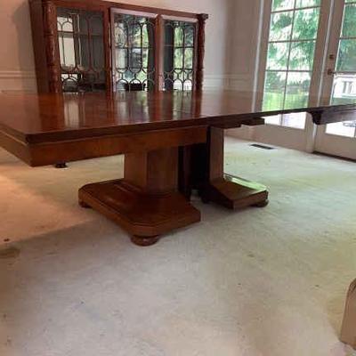 Beautiful adjustable dining table with multiple leaves
