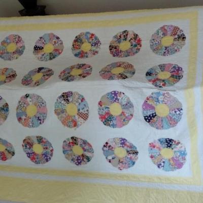 Handmade dinner plate quilt 1940
